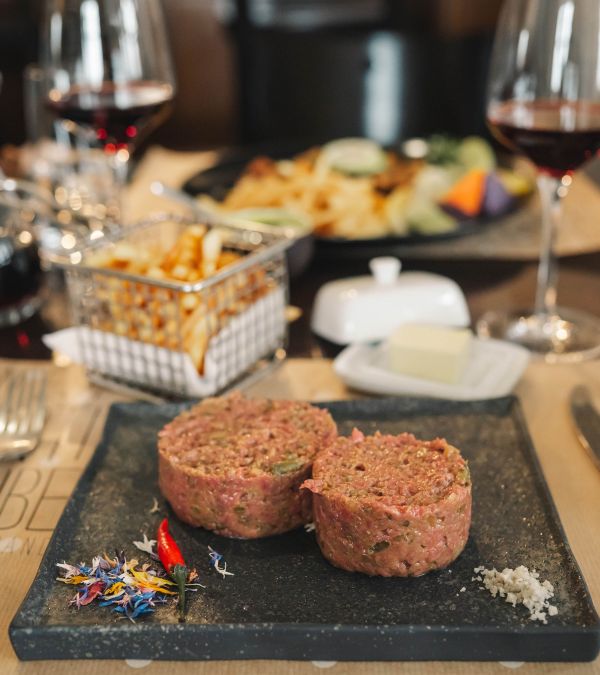 Tartare et filets de perche à table