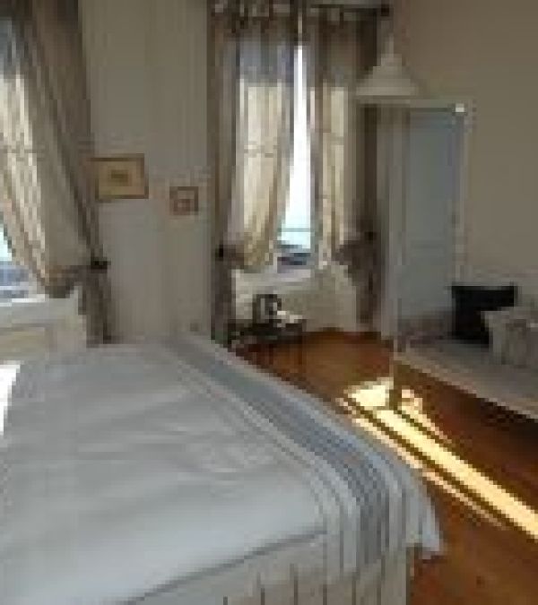 Notre chambre double avec vue panoramique sur le Lac Léman et le Lavaux